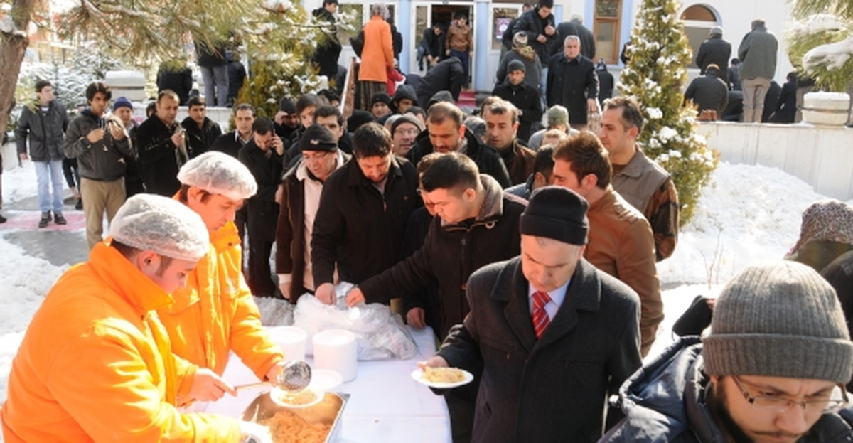 Sivas\'ta Erbakan İçin Helva Dağıtıldı