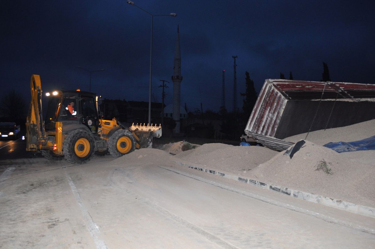 Tır Devrildi: 1 Yaralı