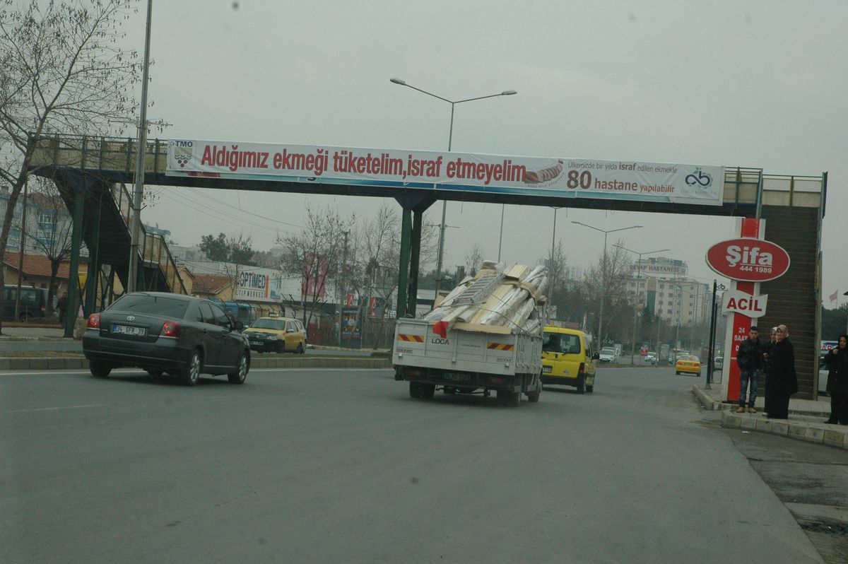 TMO\'nun Afişleri Üst Geçitlerde