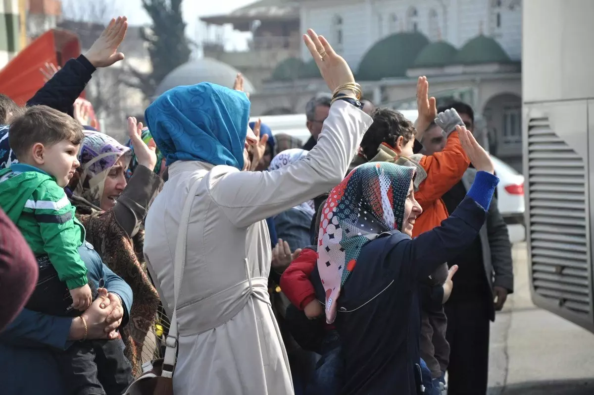 Umre Yolcuları Dualarla Uğurlandı