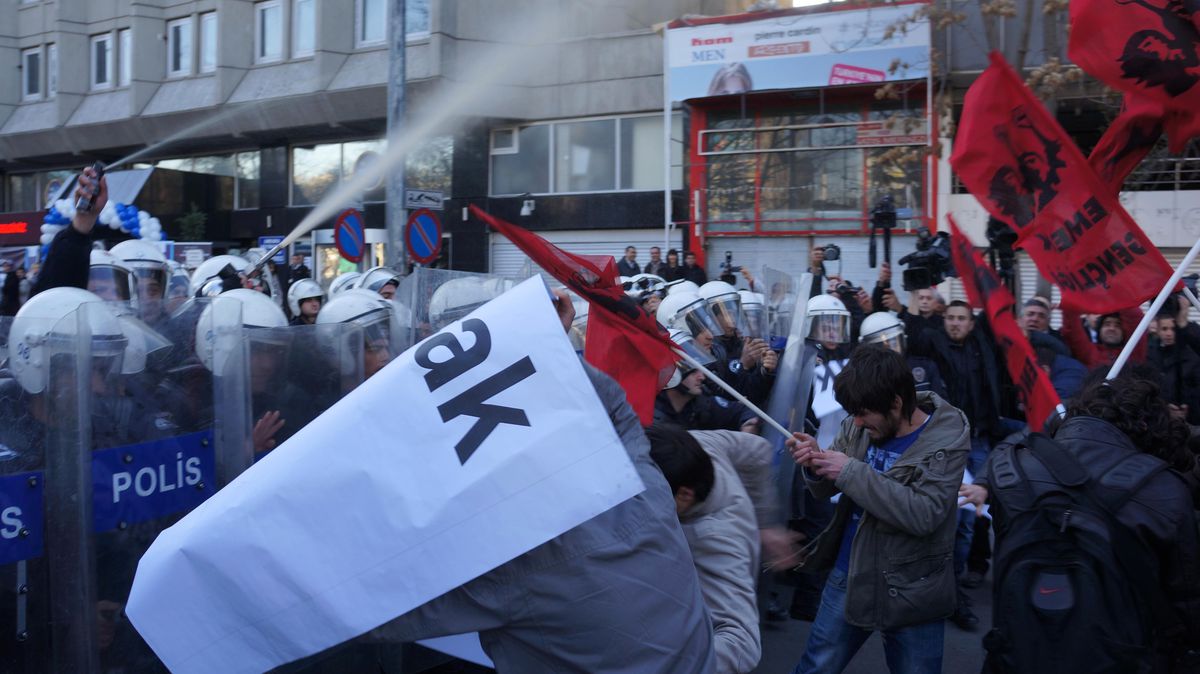 1 Kızılay\'da ABD Dışişleri Bakanı Kerry\'i Protesto Eden Gruba Polis Müdahale Etti