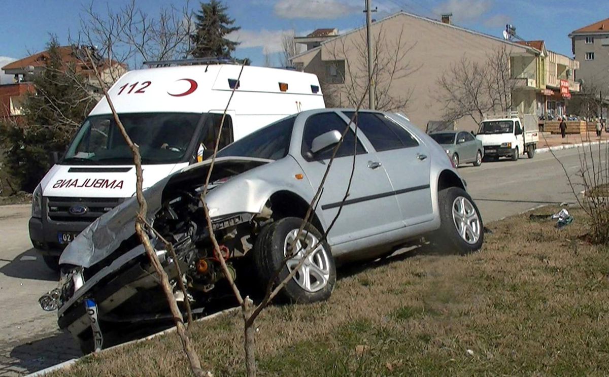 Adıyaman\'da 2 Otomobil Çarpıştı: 3 Yaralı