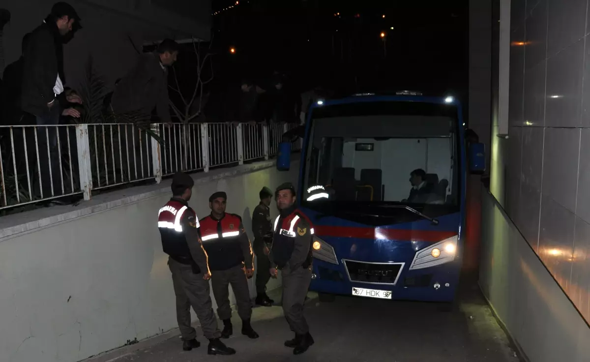 Alanya Mahmutlar Belediye Başkanı CHP\'li Çelik Tutuklandı Mahmutlar Belediye Başkanı CHP\'li Çelik...