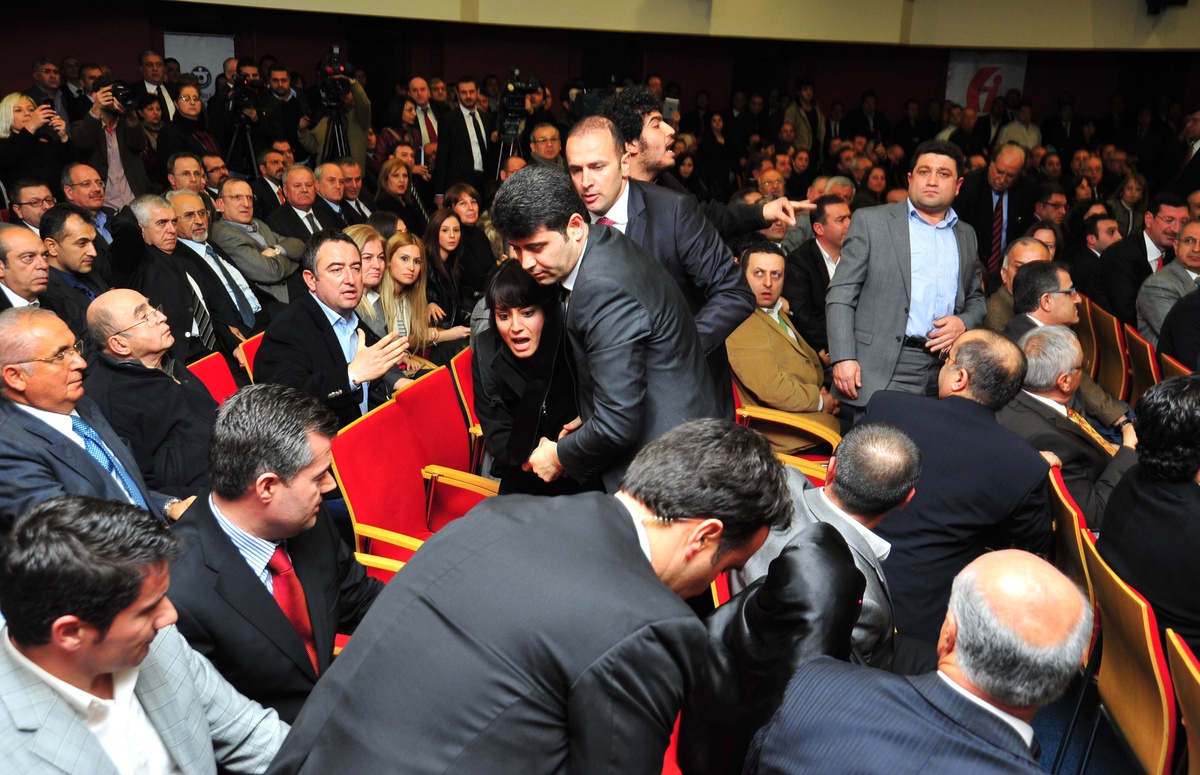 Bakan Yazıcı\'ya Yumurta Öğrenciler Gözaltına Alındı