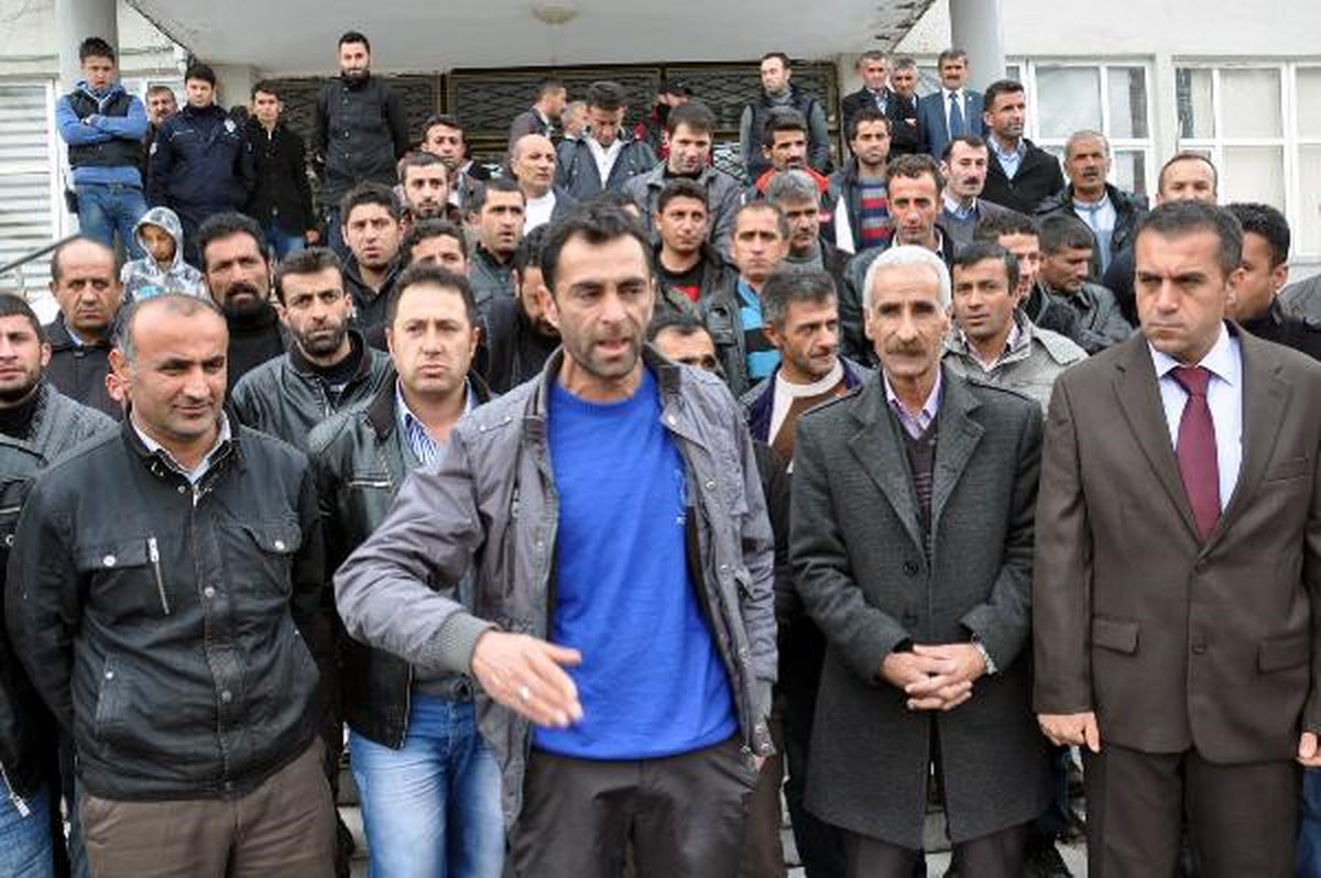 Beytüşşebap\'ta Sürücülerden Bozuk Yol Tepkisi