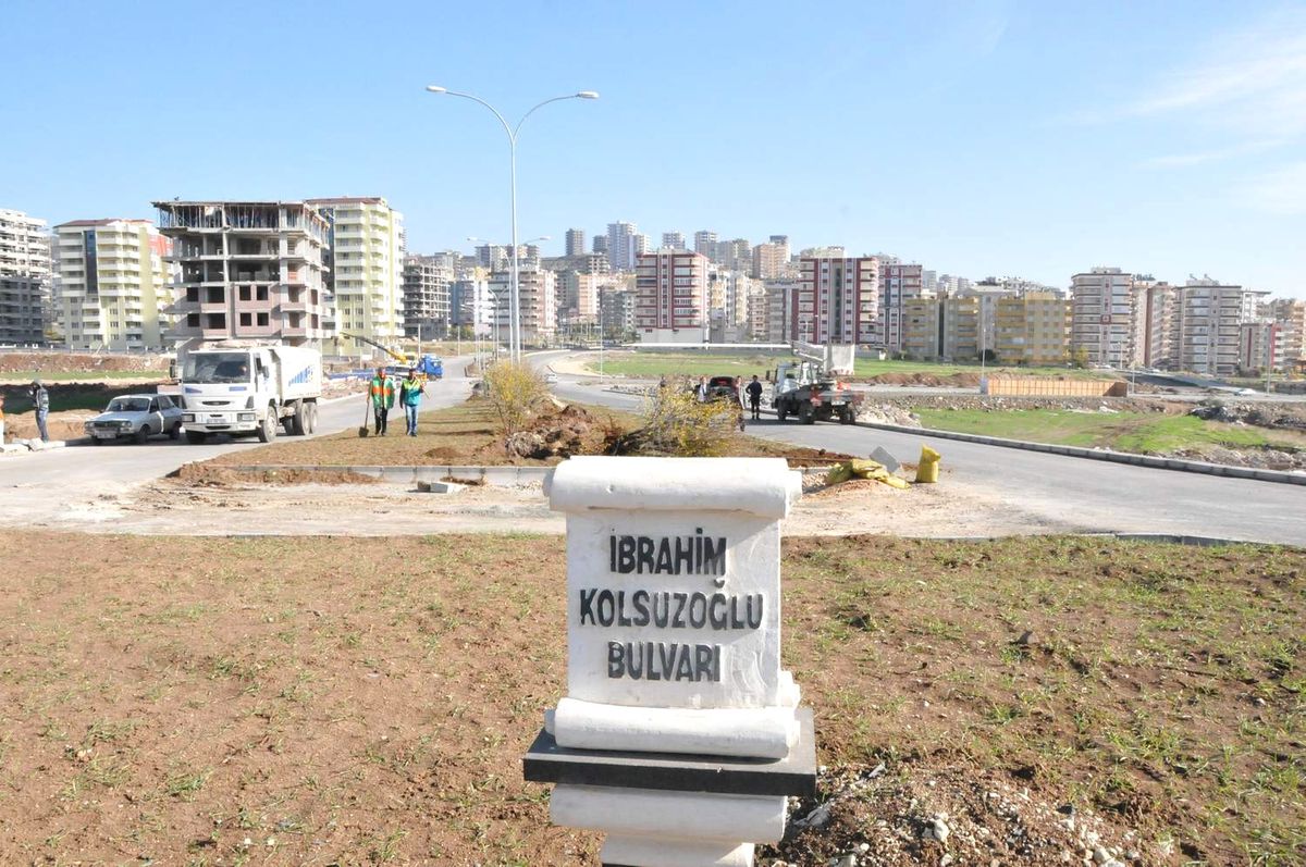 Bulvar İsimleri ve Kenti Sembolize Eden Eserler Geleneksel Urfa Taşından Yapılıyor