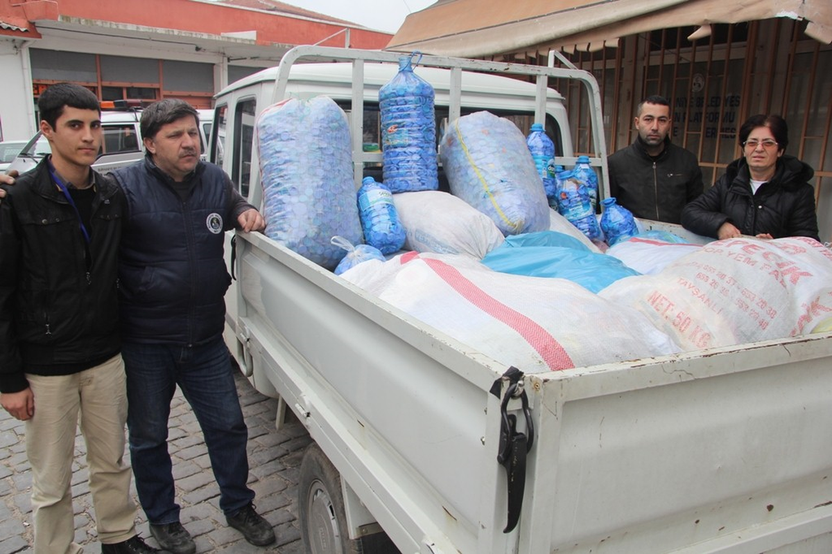 Burhaniye\'de Mavi Kapaklar Engelliye Umut Oldu