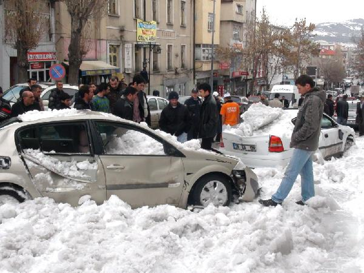 Çatıdaki Kar Kütlesi 2 Otomobilin Üzerine Düştü