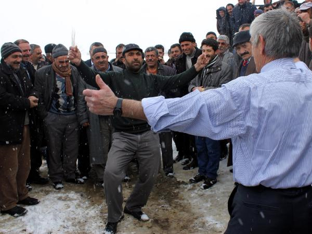 CHP\'li Öğüt, Erzurum\'da Hayvan Pazarını Gezdi, Halay Çekti
