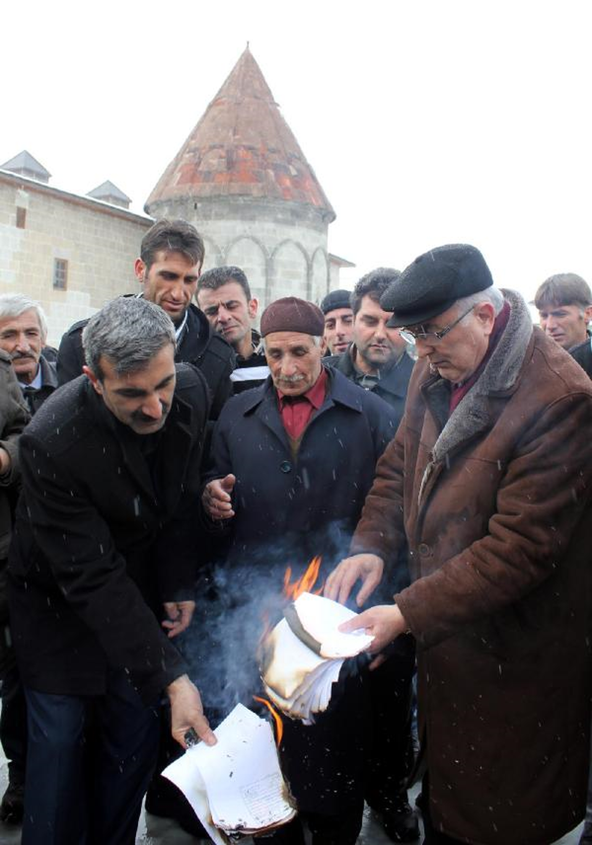 CHP\'li Öğüt Erzurum\'da Hayvan Pazarını Gezdi, Halay Çekti