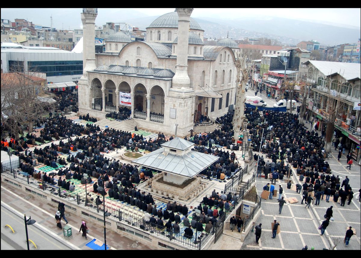 Cuma Günü İçin Cami Sıkıntısının Çözülmesi İsteniyor