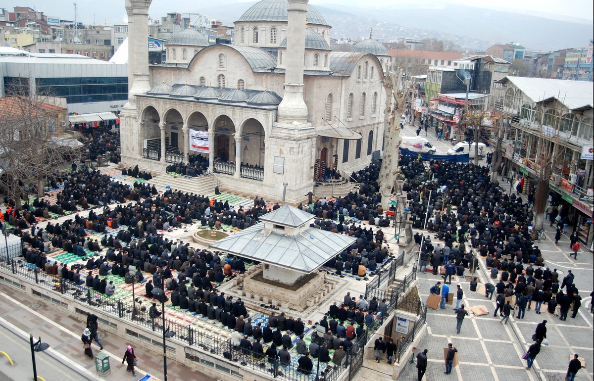 Cumada Cami Sıkıntısının Çözülmesi İsteniyor
