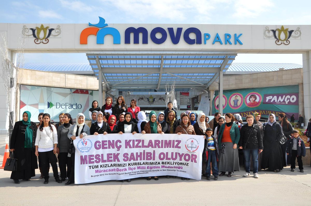 Derikli Genç Kızlar "Hükümet Kadın" Filmini Seyretti
