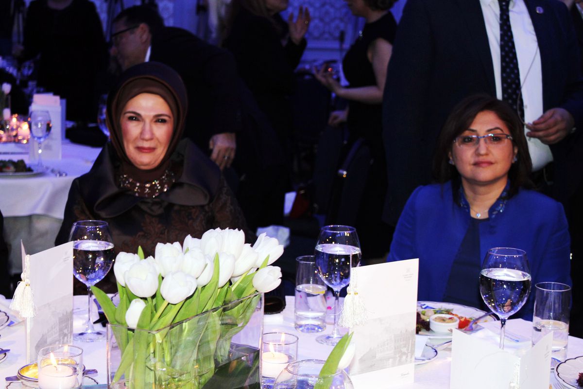 Emine Erdoğan Hülya Avşar\'ın Dekolte Esprilerine Güldü