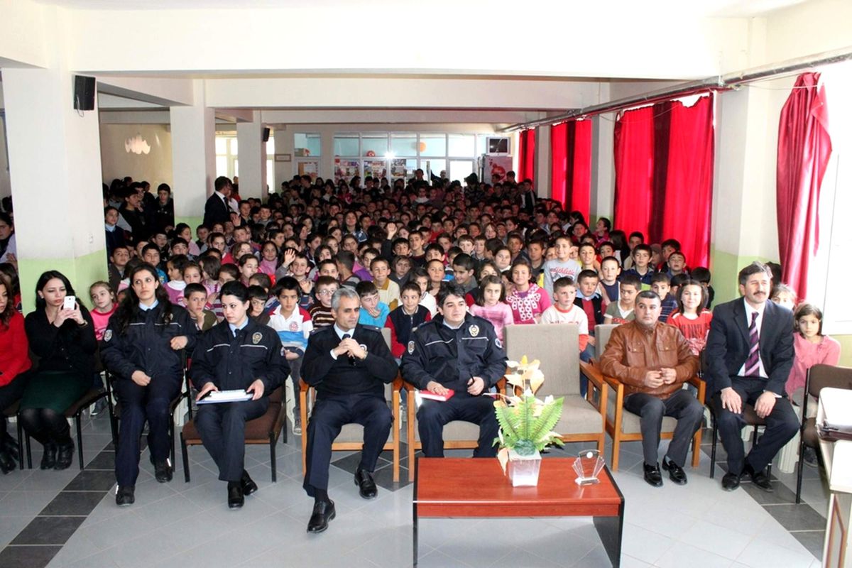 Emniyet Müdürlüğü Öğrencileri Bilinçlendirme Konferansı Düzenledi