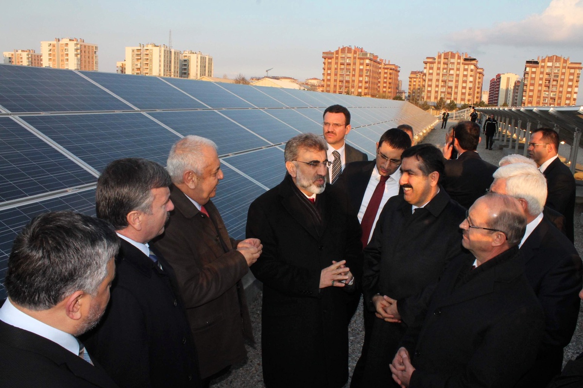 Enerji ve Tabii Kaynaklar Bakanı Yıldız, Konya\'da."(Güneş Enerjisiyle Çalışan Kollektörlerden...