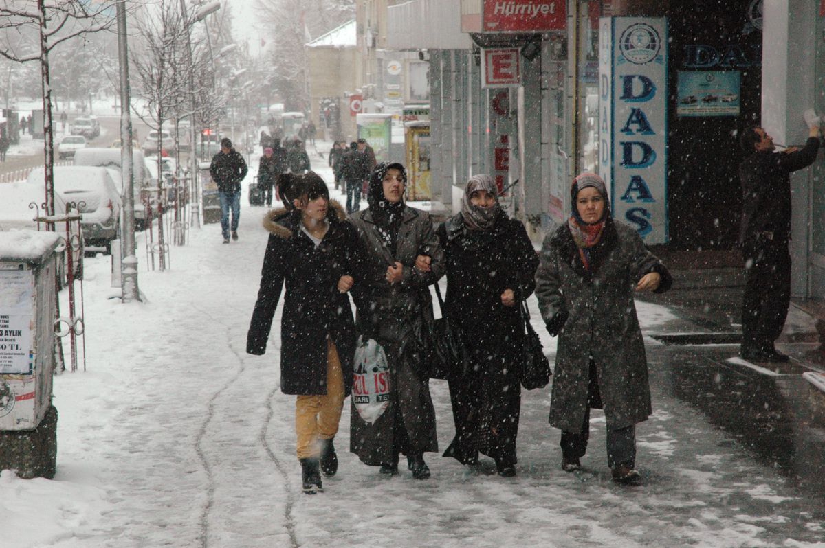 Erzurum\'da 150 Köy Yolu Ulaşıma Kapandı