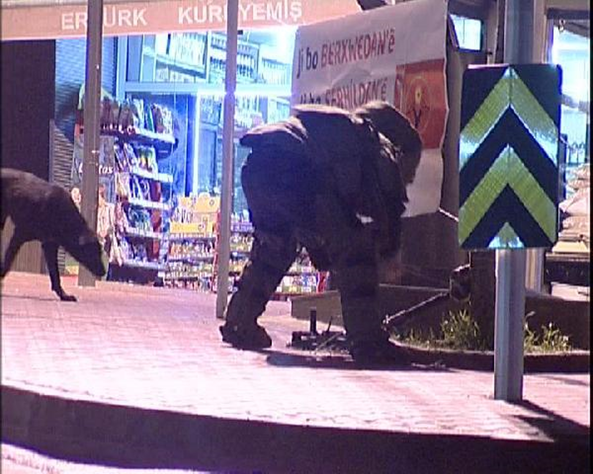 Fünye ile Patlatılacak Şüpheli Pakete Köpek Engeli