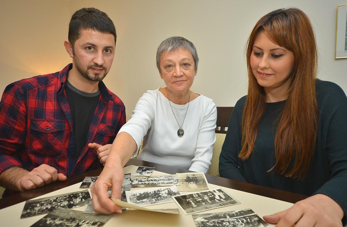 Gençler Yaşlılar El Ele