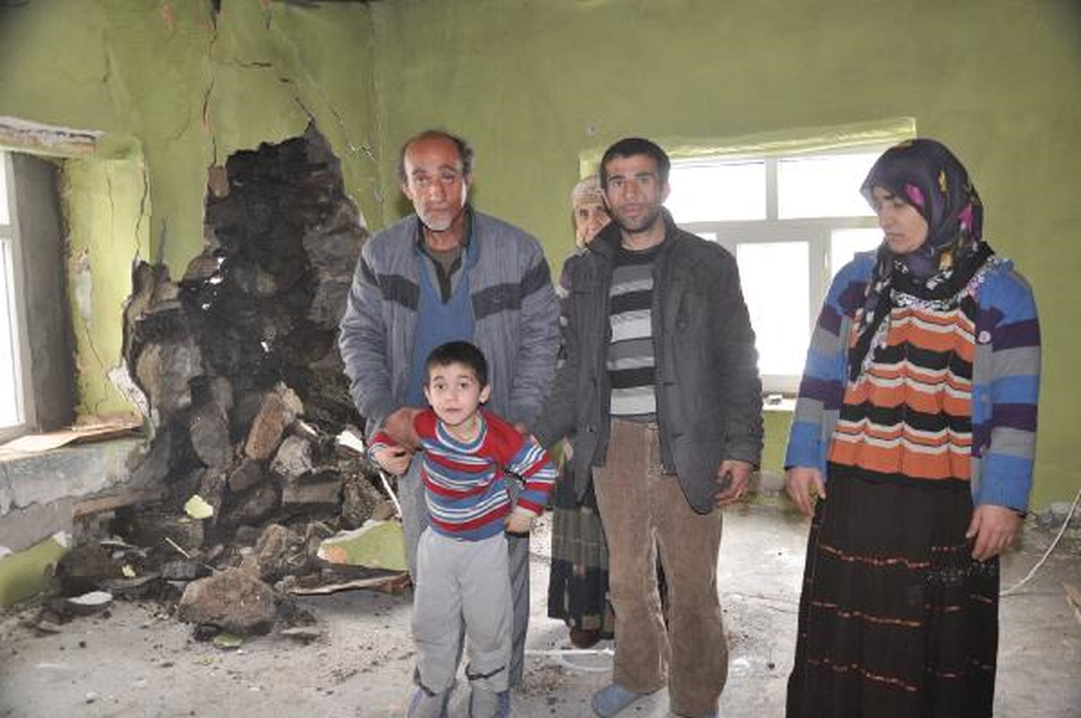 Hakkari\'de Bir Evin Duvarı Çöktü