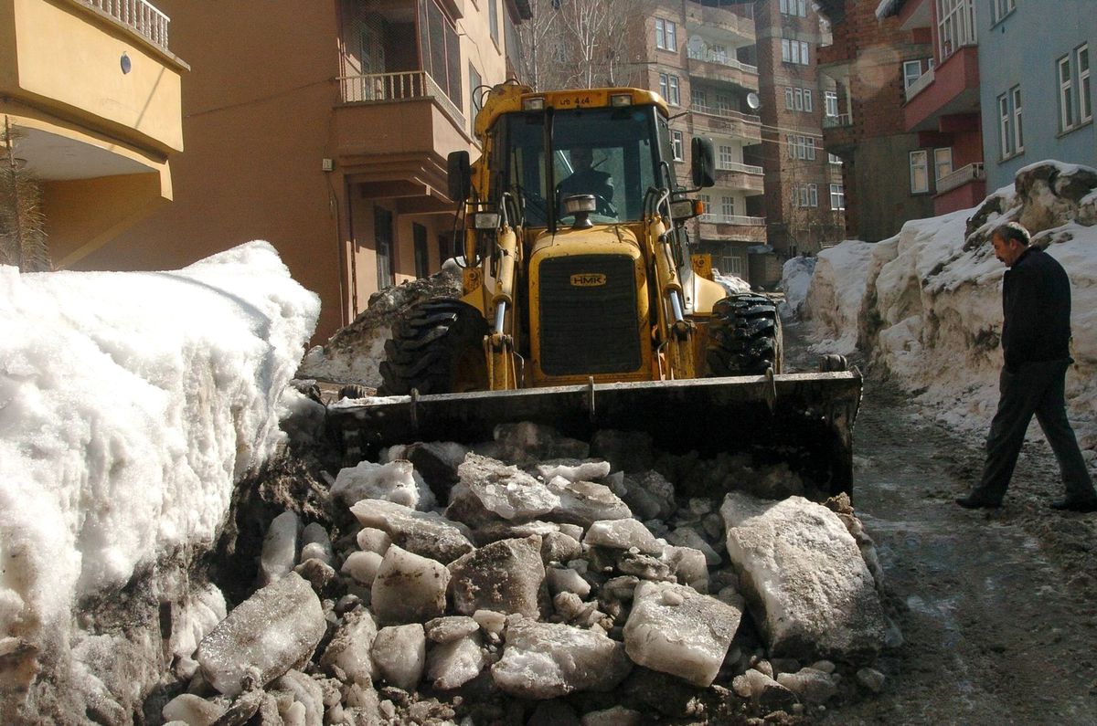 Hakkari\'de Kar Temizleme Çalışmaları