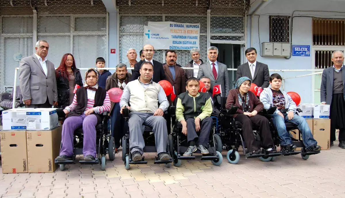 Hayırsever İşadamından Akülü Araç ve Bilgisayar Yardımı