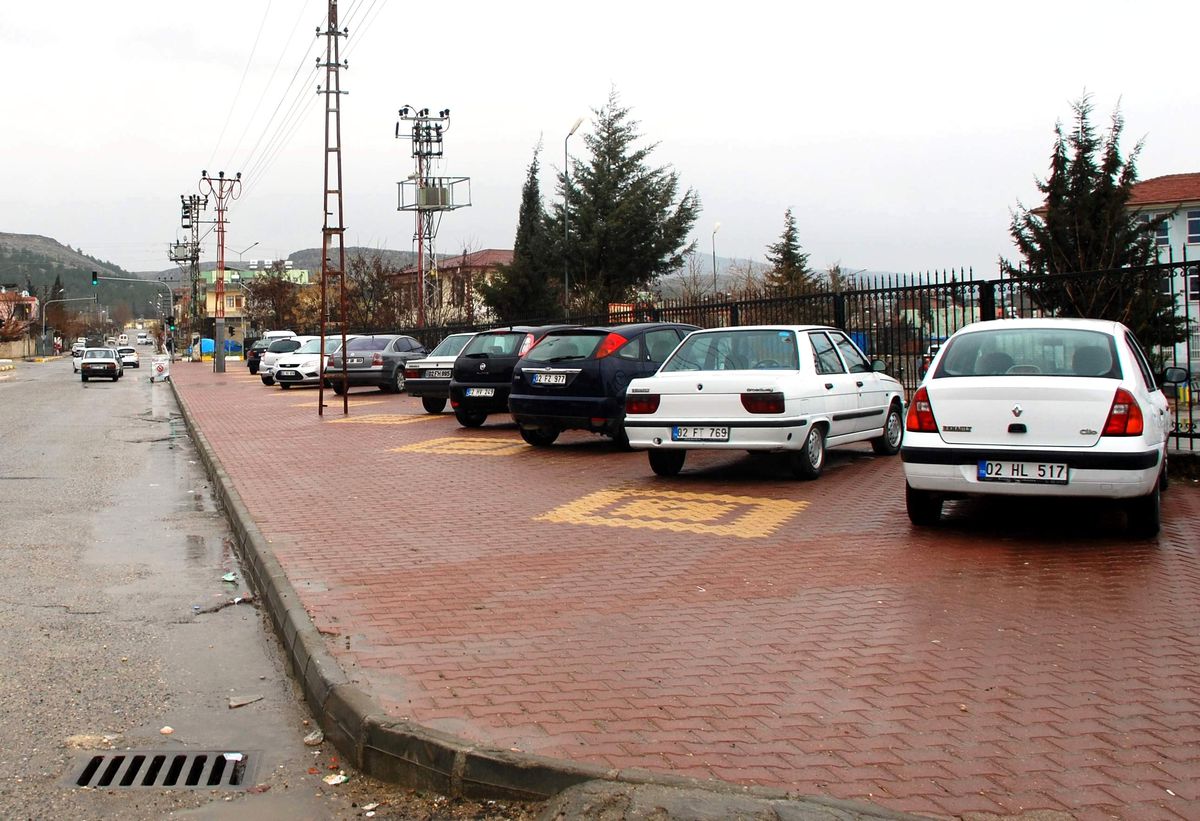 Kaldırım Oto Parka Döndü