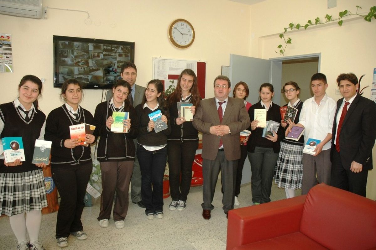 Kaymakam Ortakçı, Öğrencilere Kitap Gönderdi