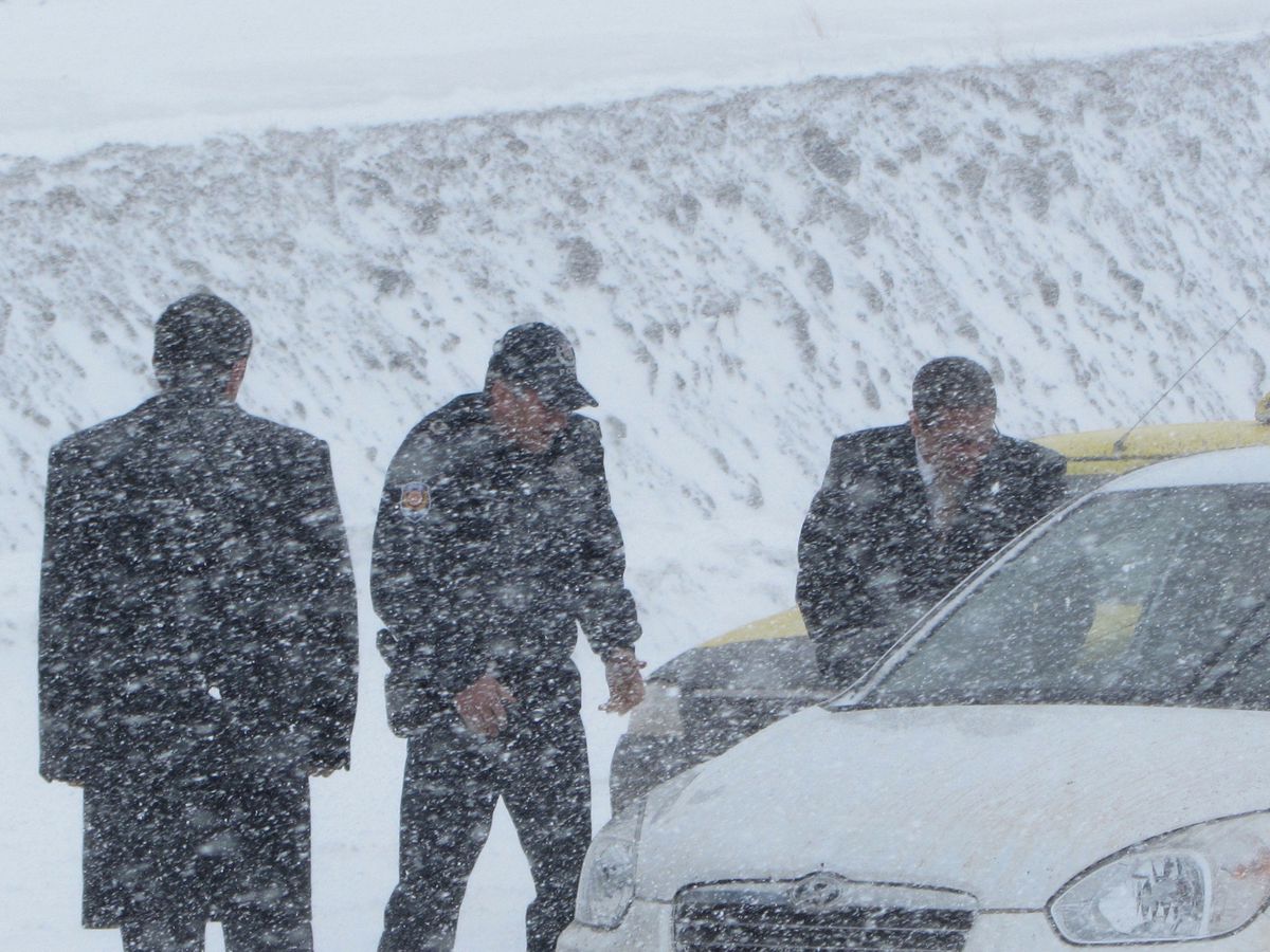 Kaymakam Yolda Kalan Sürücülerin Yardımına Koştu