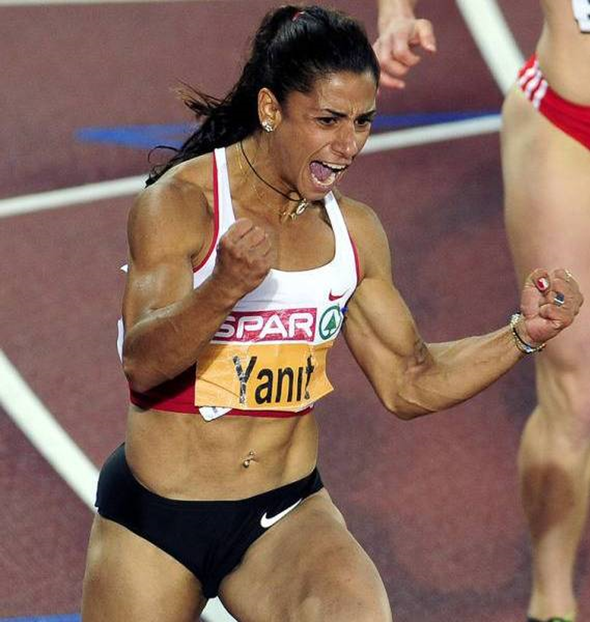 Kendi Rekorunu Geliştirerek Finale Yükseldi