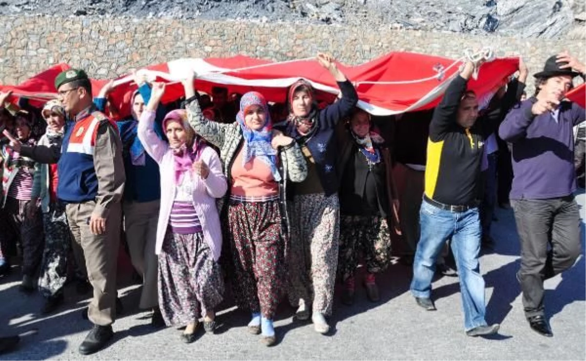Köylüler Mersin Karayolu\'nu Kapattı