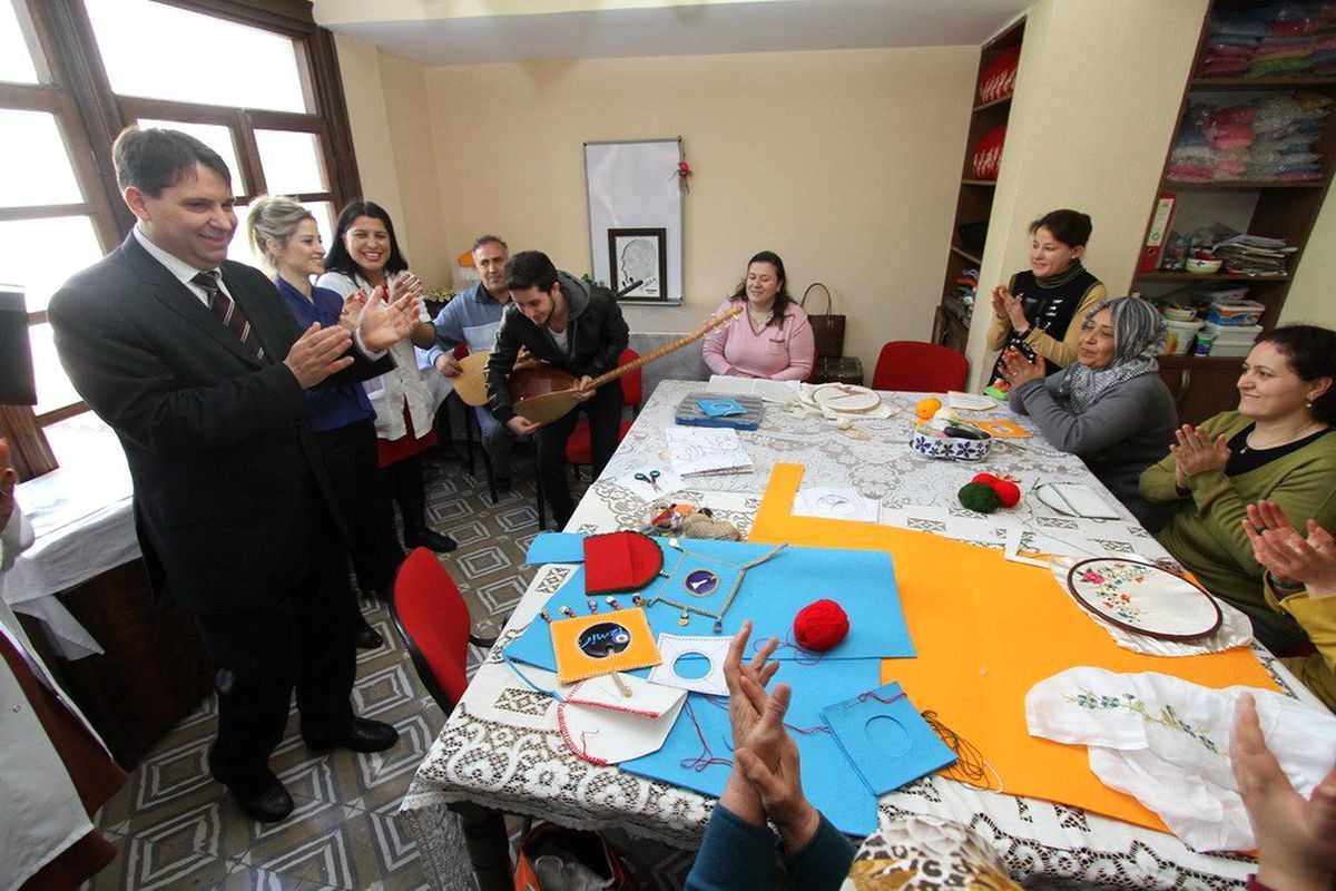 Kursiyerlerden Başkan Tartan\'a İkram Sürprizi