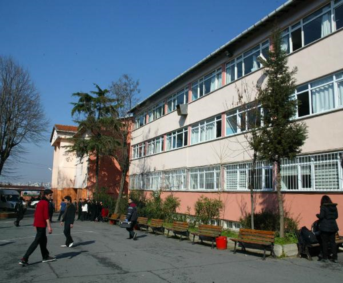 Liseli Kız Okulun 3\'ncü Katından Atladı