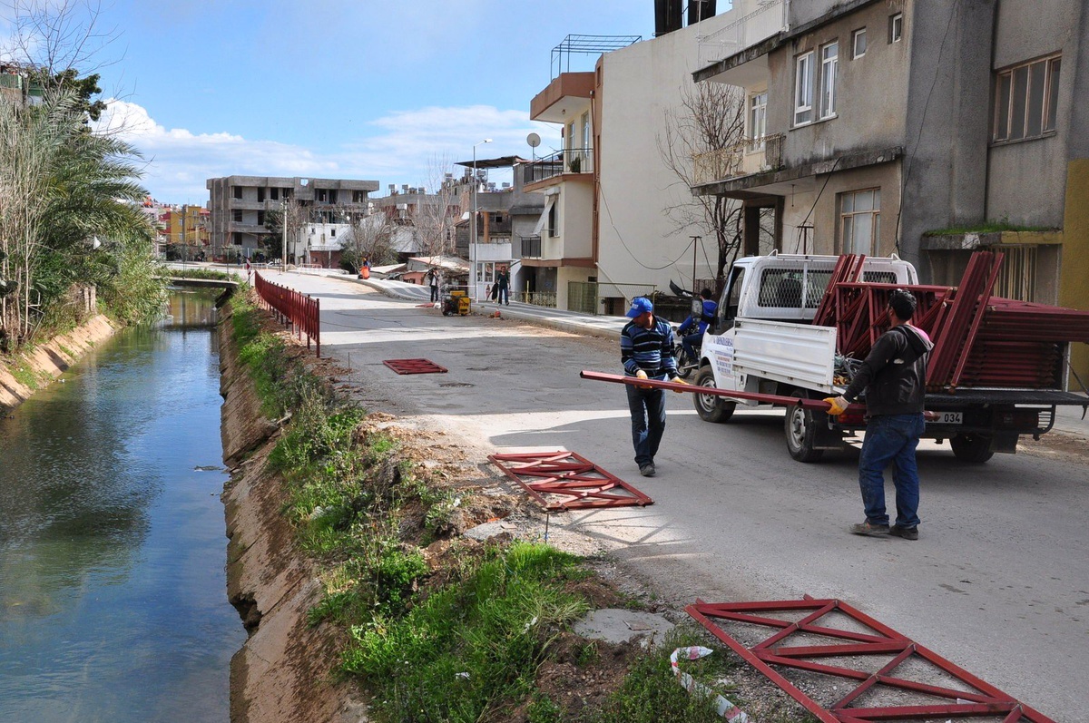 Manavgat Belediyesi Yol ve Kaldırım Çalışmalarına Devam Ediyor