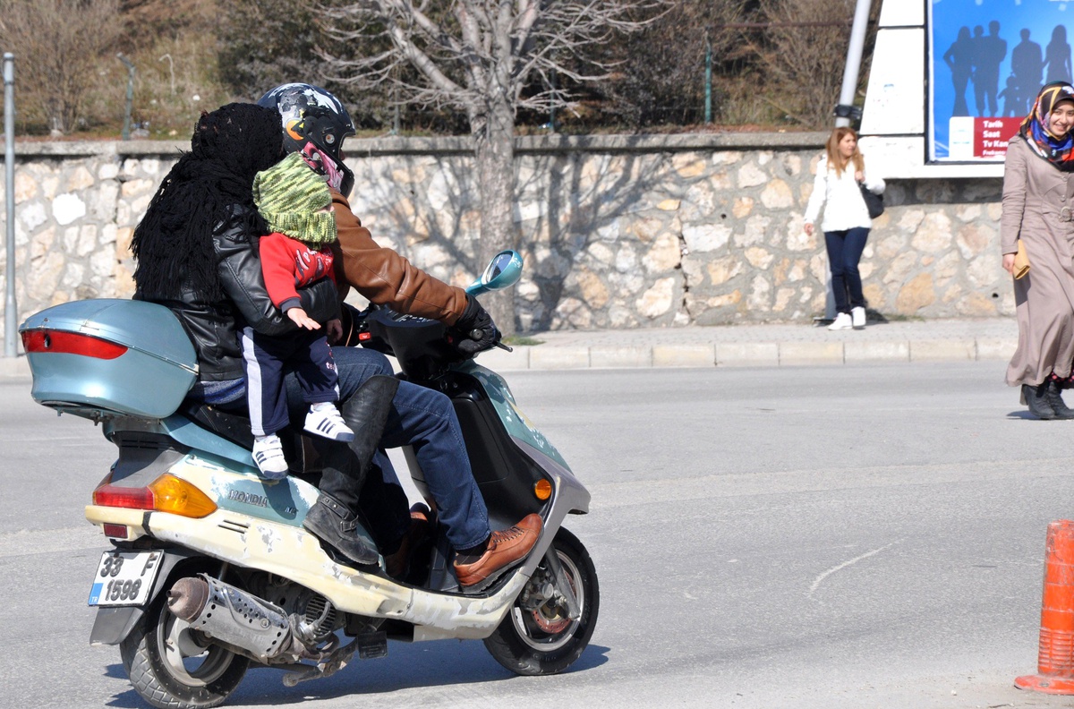 Motosikletle Yolculuk Yapan Annenin Büyük İhmali