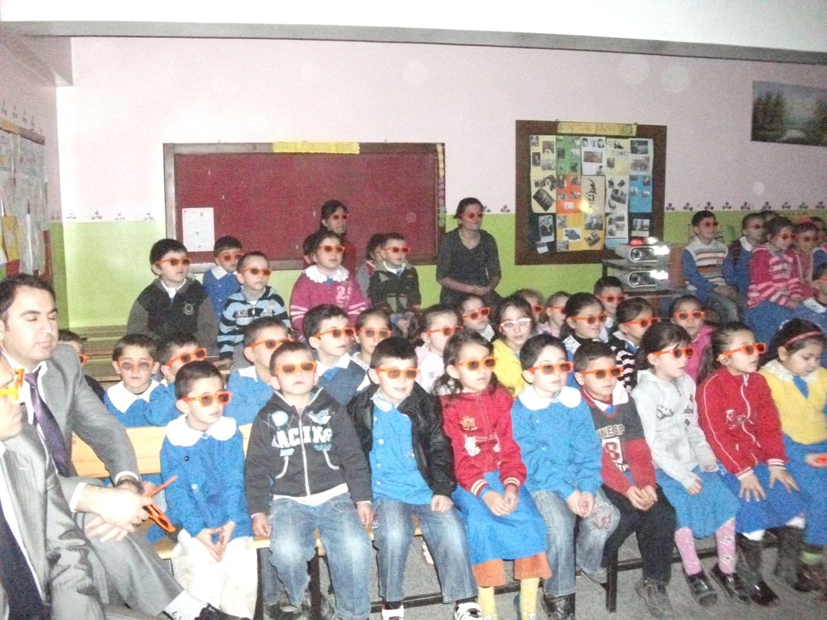 Öğrencilerin 3 Boyutlu Sinema Keyfi