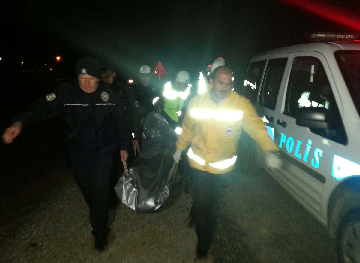 Otomobil Tarlaya Uçtu: 1 Ölü, 1 Yaralı