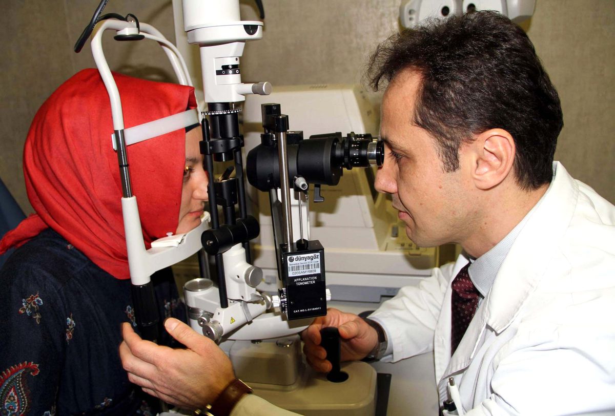 Retina Cerrahisinde Karadeniz\'e Hizmet Verecek