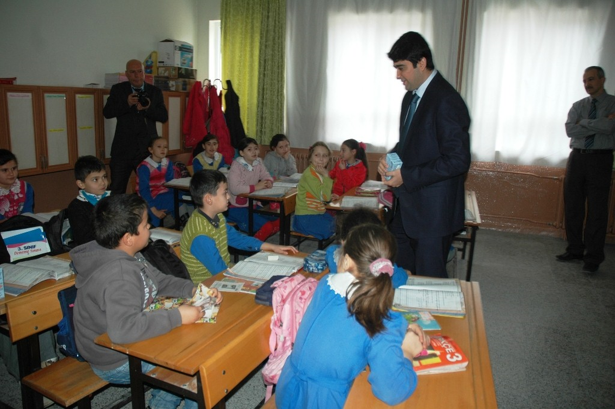Selendi\'de Okul Sütü Dağıtımına Başlandı