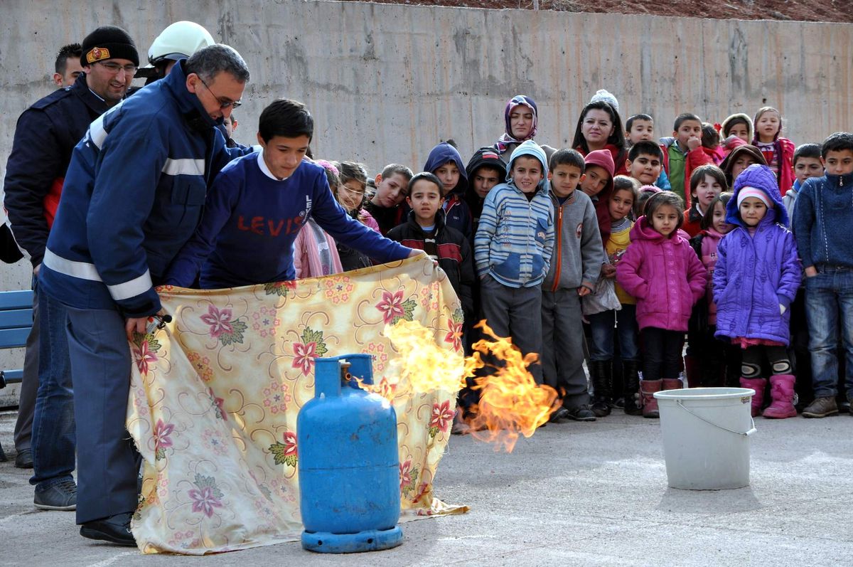 Suşehri\'nde Yapılan Yangın ve Deprem Tatbikatı Gerçeğini Aratmadı