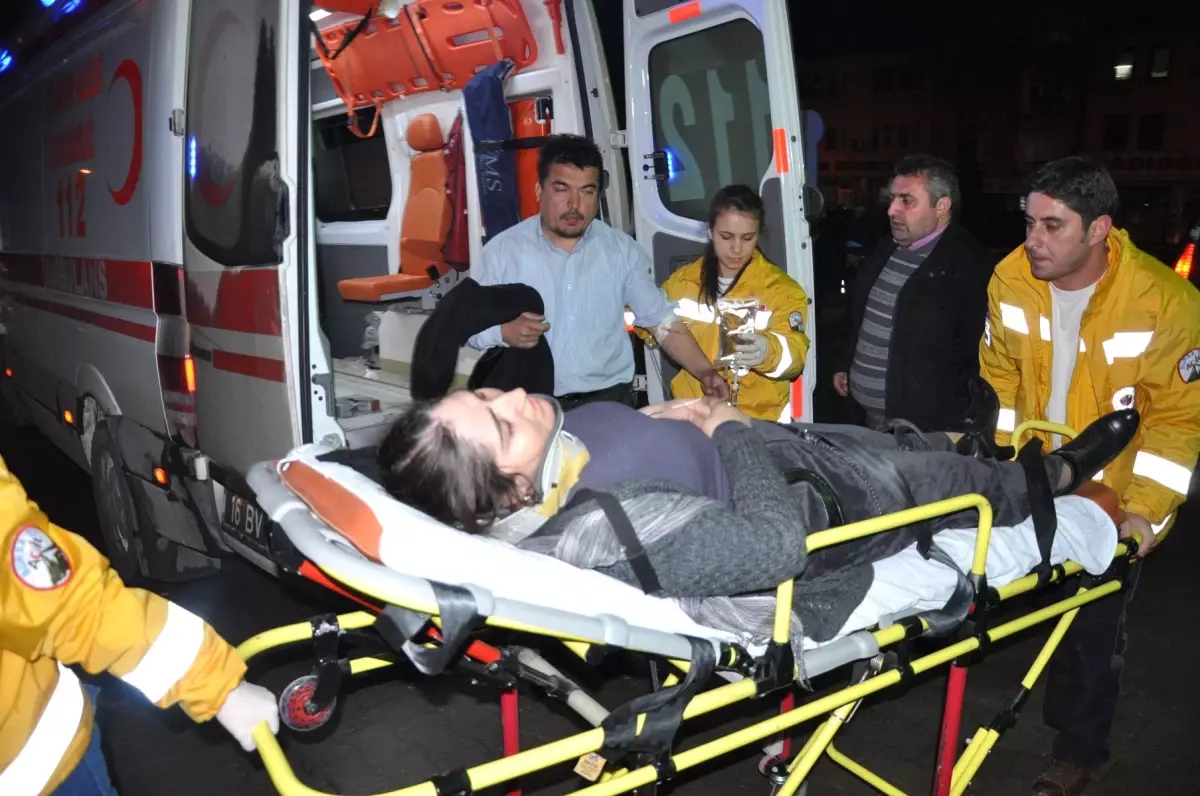 Takla Atan Otomobilde Üç Kişi Yaralandı