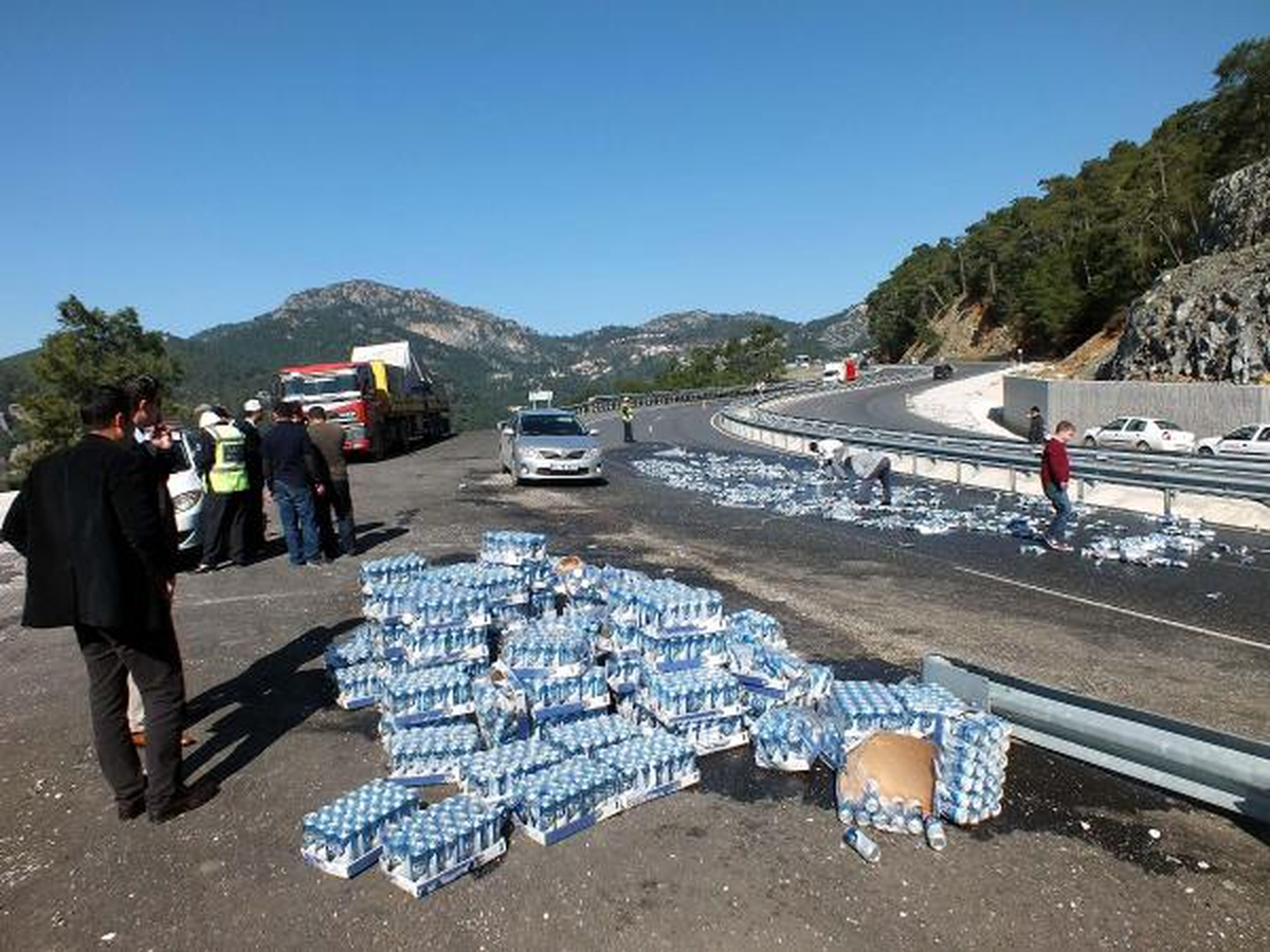 Tır\'ın Kasasından Dökülen Biralar Yol Kapattı