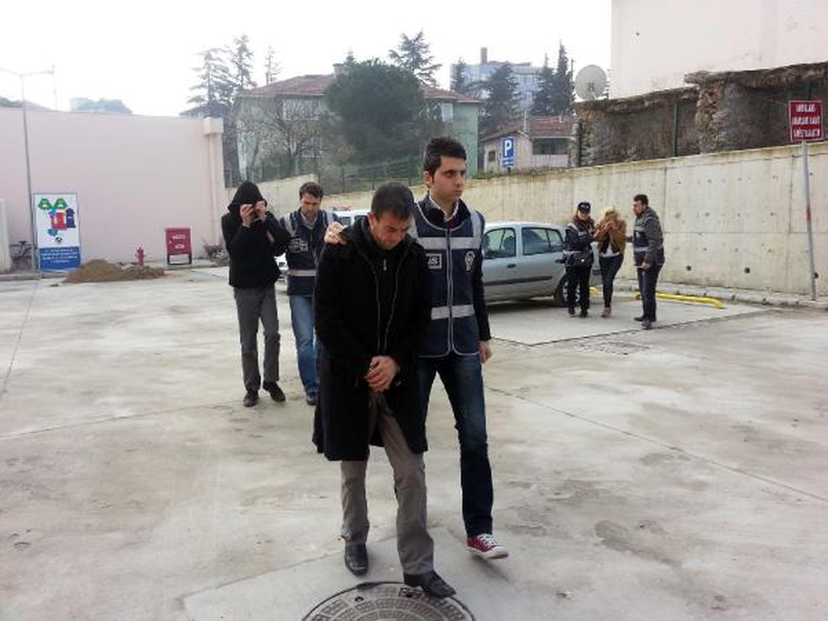 Üniversitelilere Uyuşturucu Satan 3 Kişiye Gözaltı
