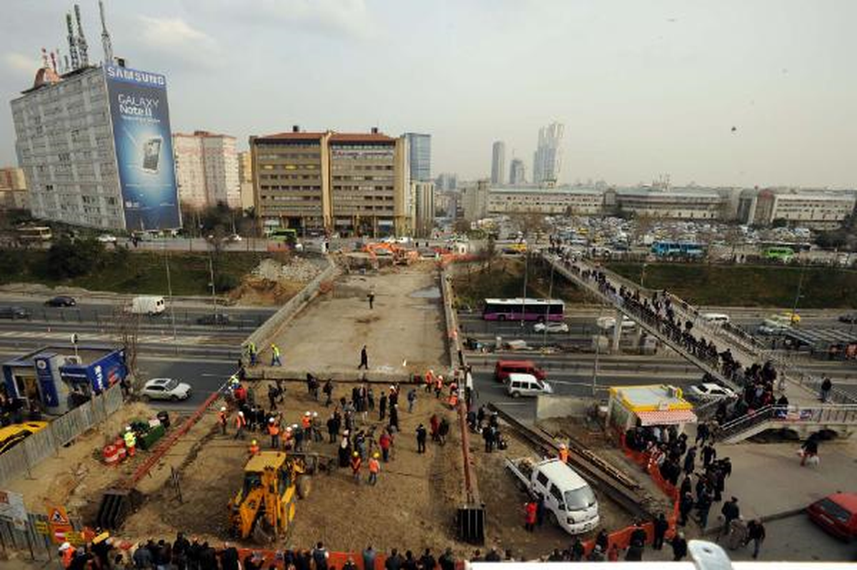 1200 Tonluk Köprü Gövdesi Üzerinde Çekilerek Yıkılıyor