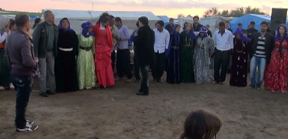 Adana Tarlada Nişan Töreni