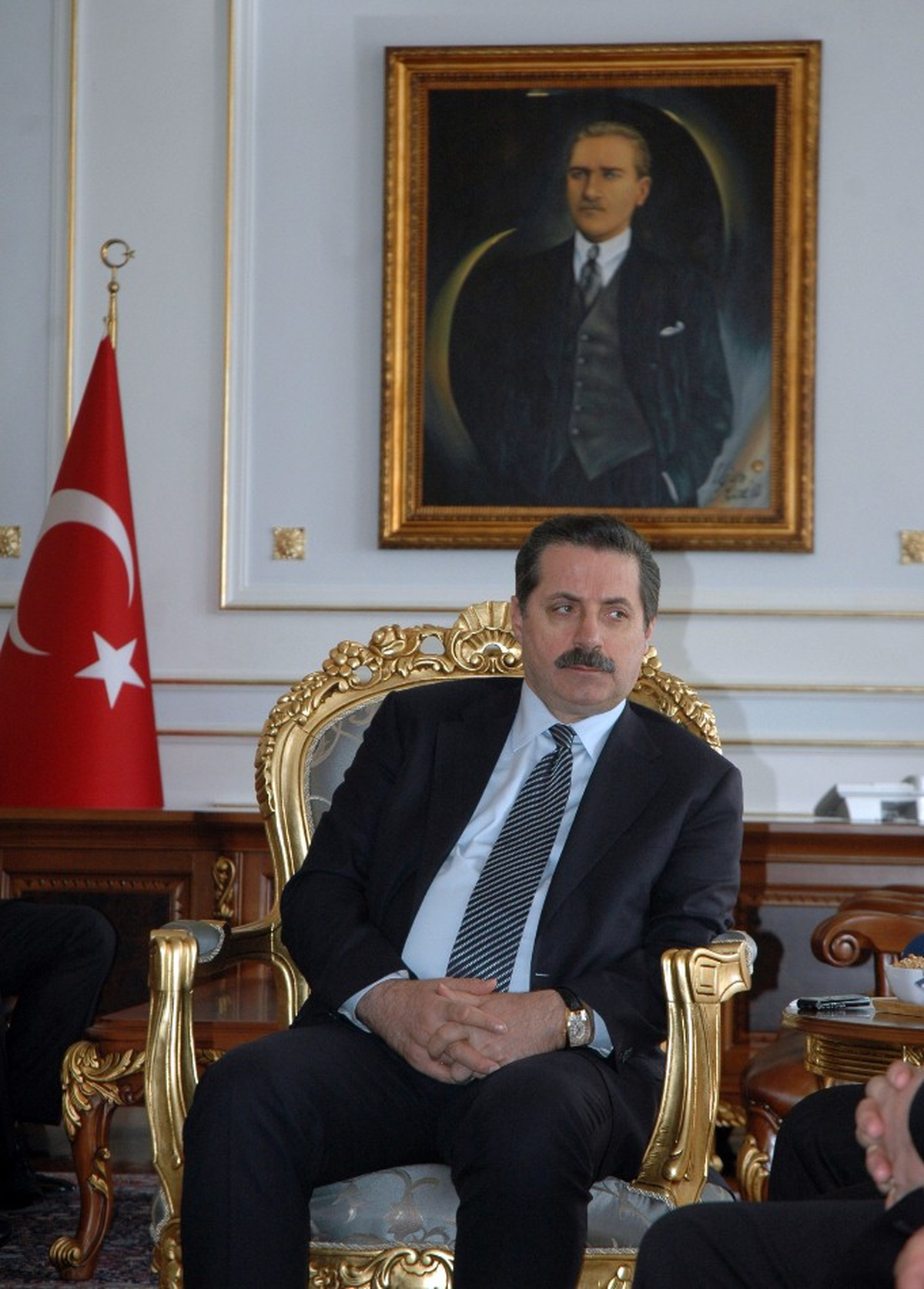 Bakan Çelik: "Milletimiz İktidara \'Kronik Sorunları Çöz\' Diyor"