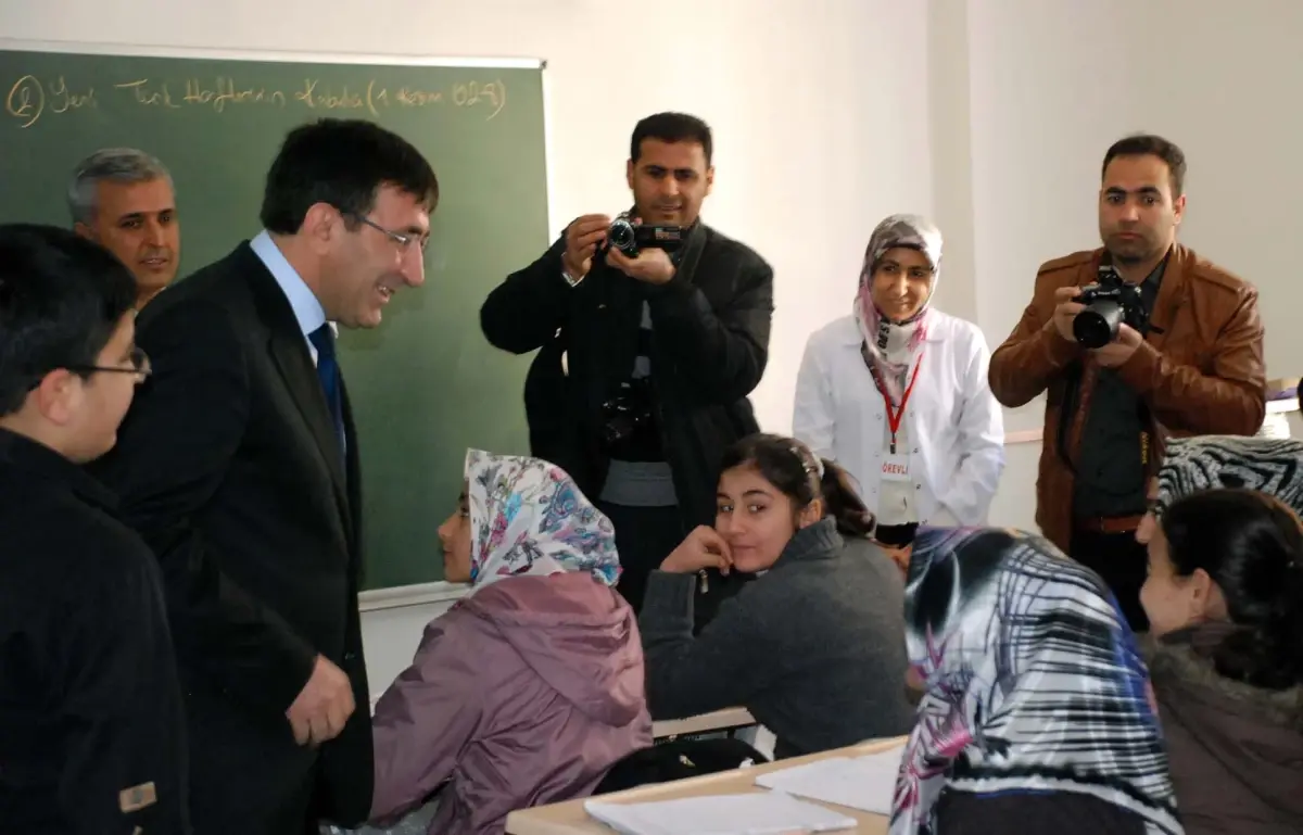 Bakan Yılmaz, Şanlıurfa'da Okuma Salonunda İncelemelerde Bulundu