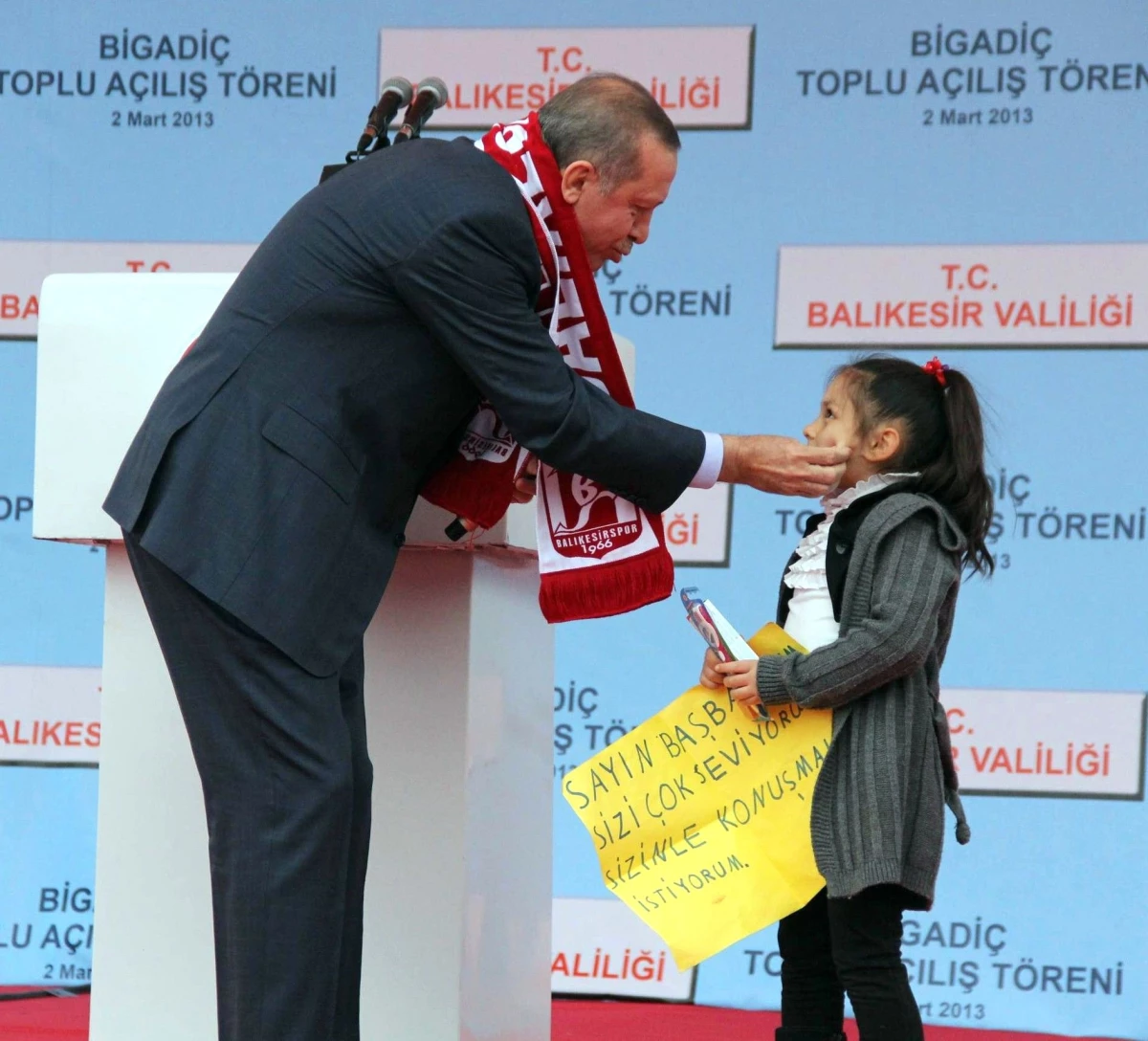 Balıkesir Balıkesirspor Atkısı Hediye Edildi "Erdoğan\'a Başkanlık Pankartı" Haberine Ek