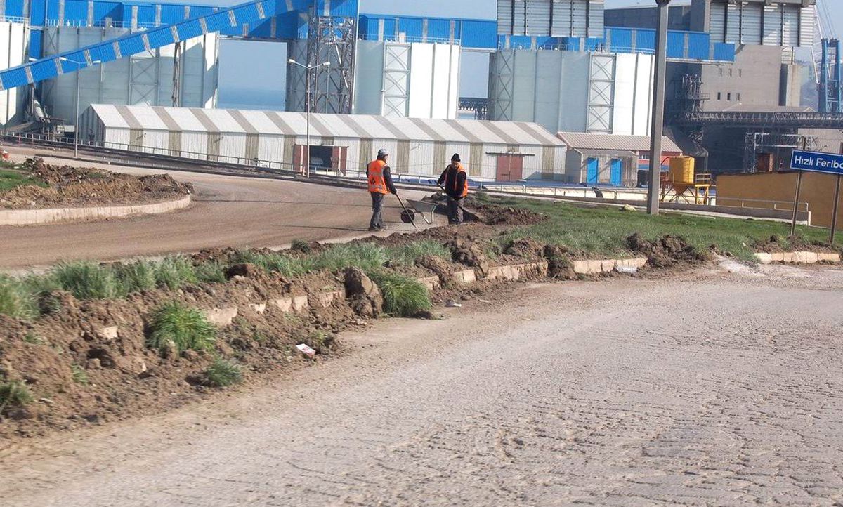 Başbakanın Mitingi İçin 4 Tır Polis Bariyeri Getirildi