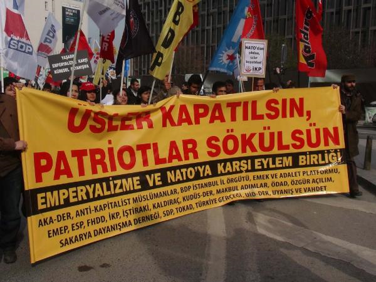 Beyoğlu\'nda Beşiktaş\'a "Nato" Yürüyüşü